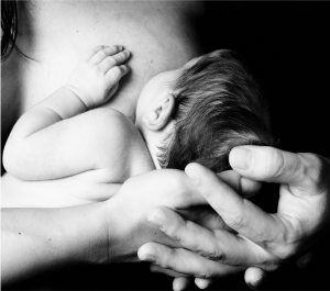 Madre dando el pecho necesita asesora de lactancia y doula en mataro