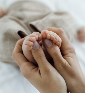 Madre con su bebé en posparto, acompañada por doula en Mataró